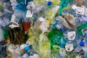 Il consumo di plastica è destinato a raddoppiare entro il 2050